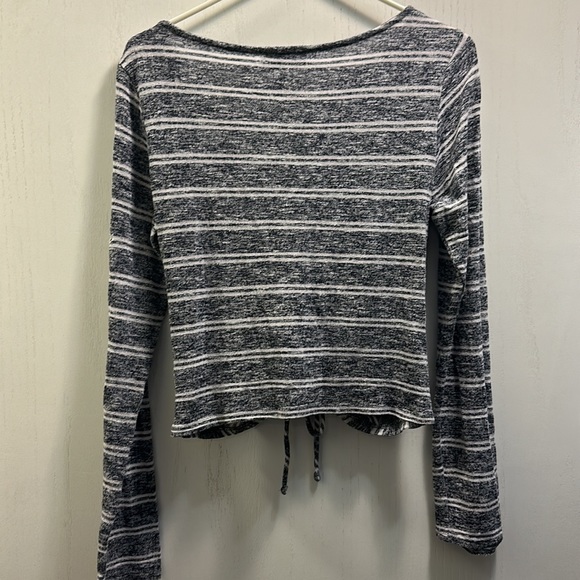 Lulu’s V Neck , Stripe Ruched Long Crop Top. Size Large Ties in front blue/white - Picture 4 of 4